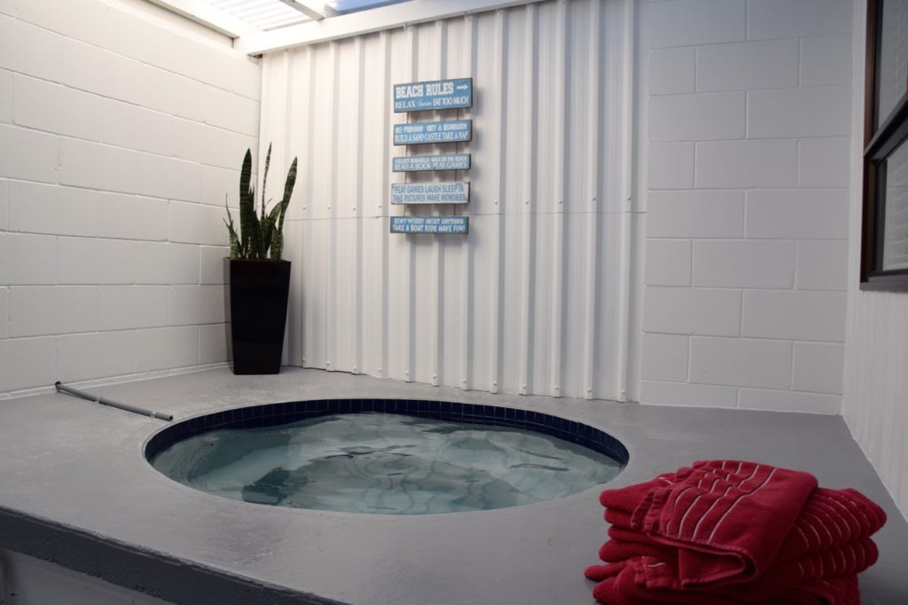 gables-lakefront-motel-room-hot-tub