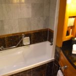 langham-auckland-room-bath