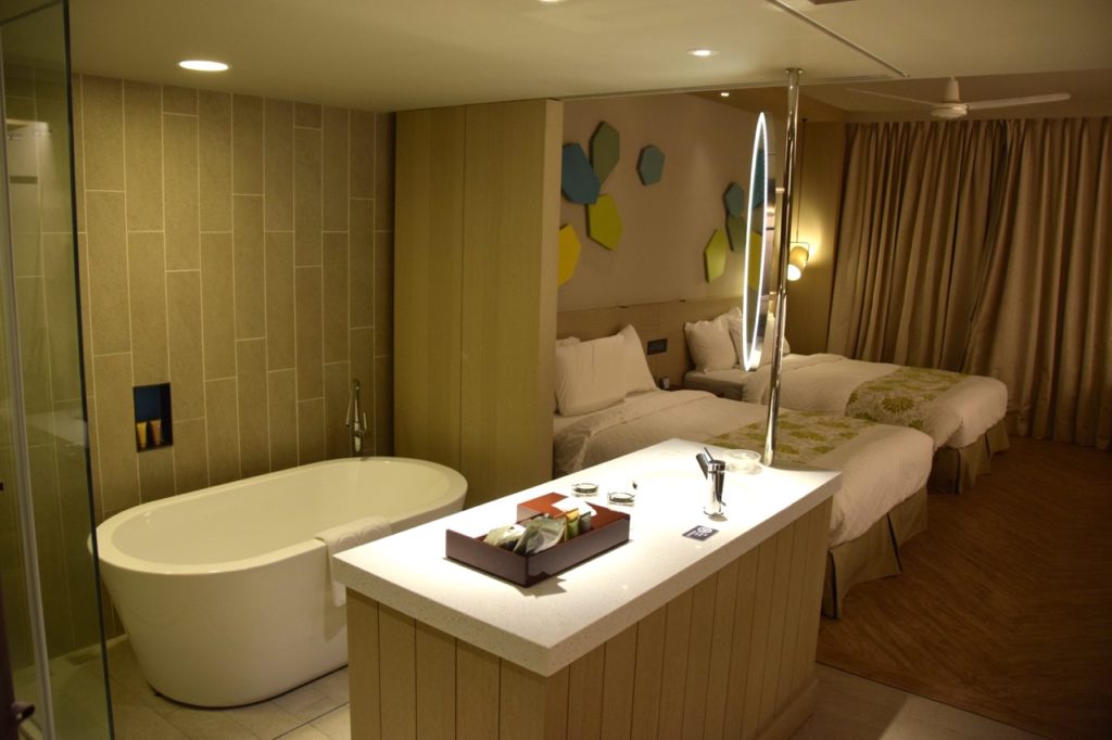 palau-royal-resort-room-bathroom
