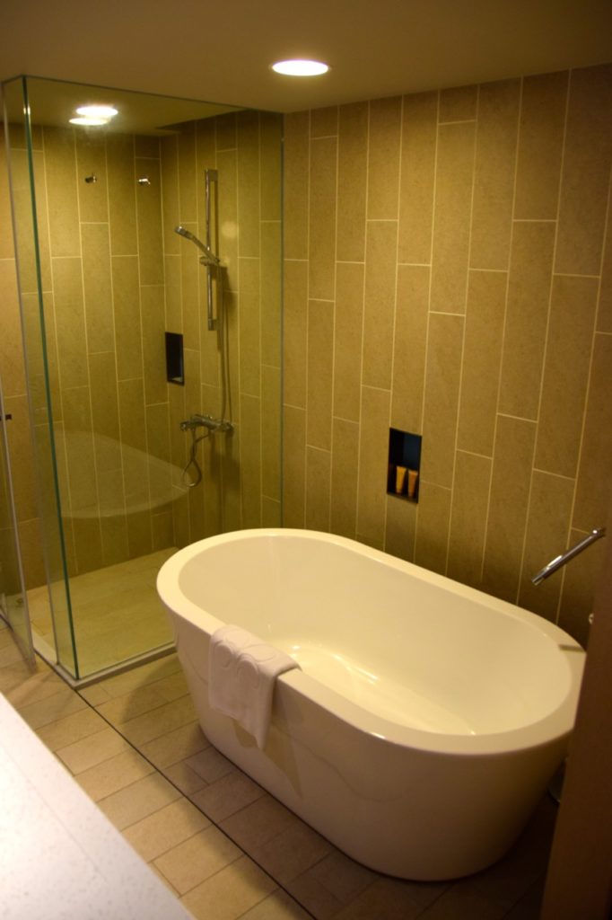 palau-royal-resort-room-tub