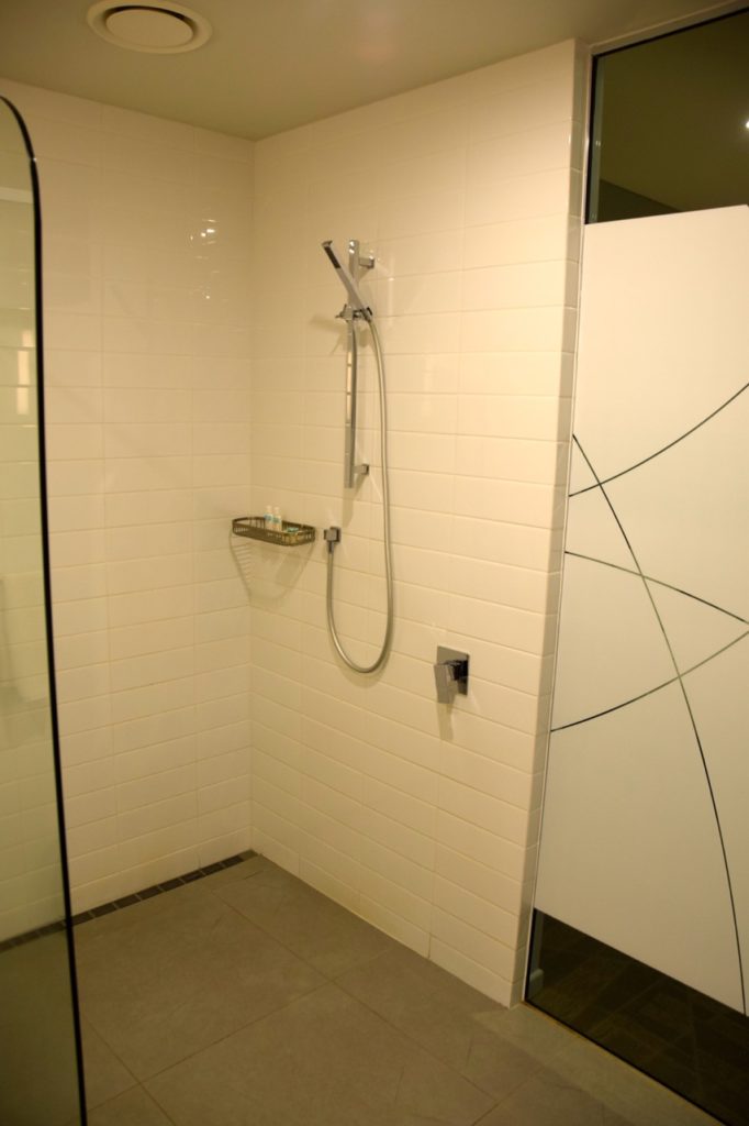 grand-pacific-hotel-room-shower