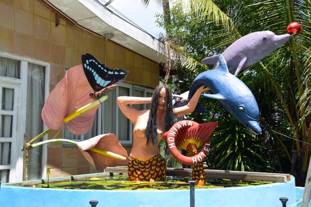 hotel-honiara-entrance-sculpture
