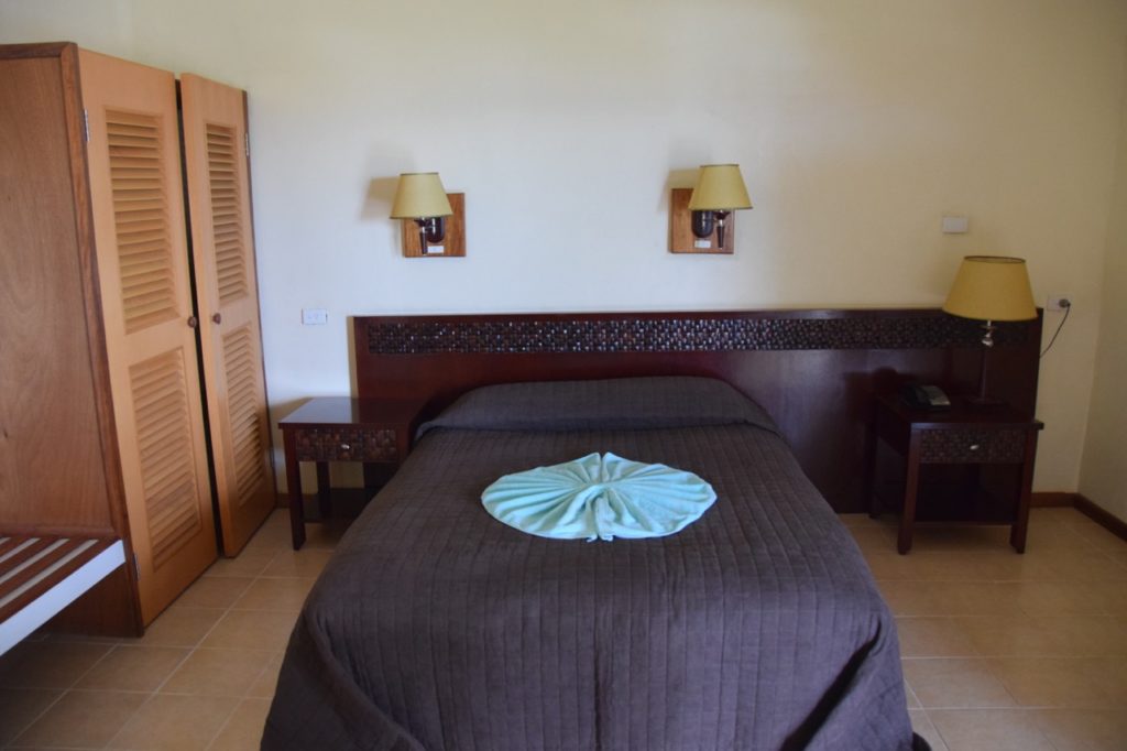 hotel-honiara-suite-bed