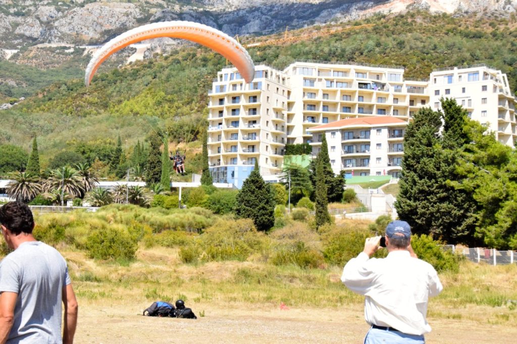 budva-paragliding-landing