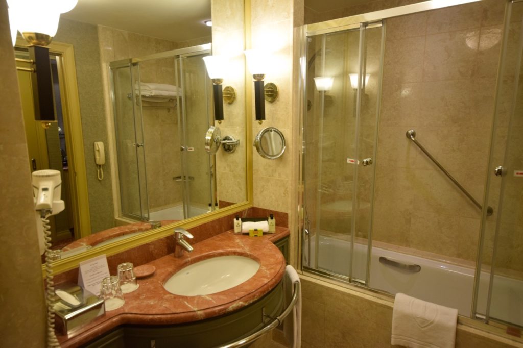 intercontinental-almaty-room-bathroom