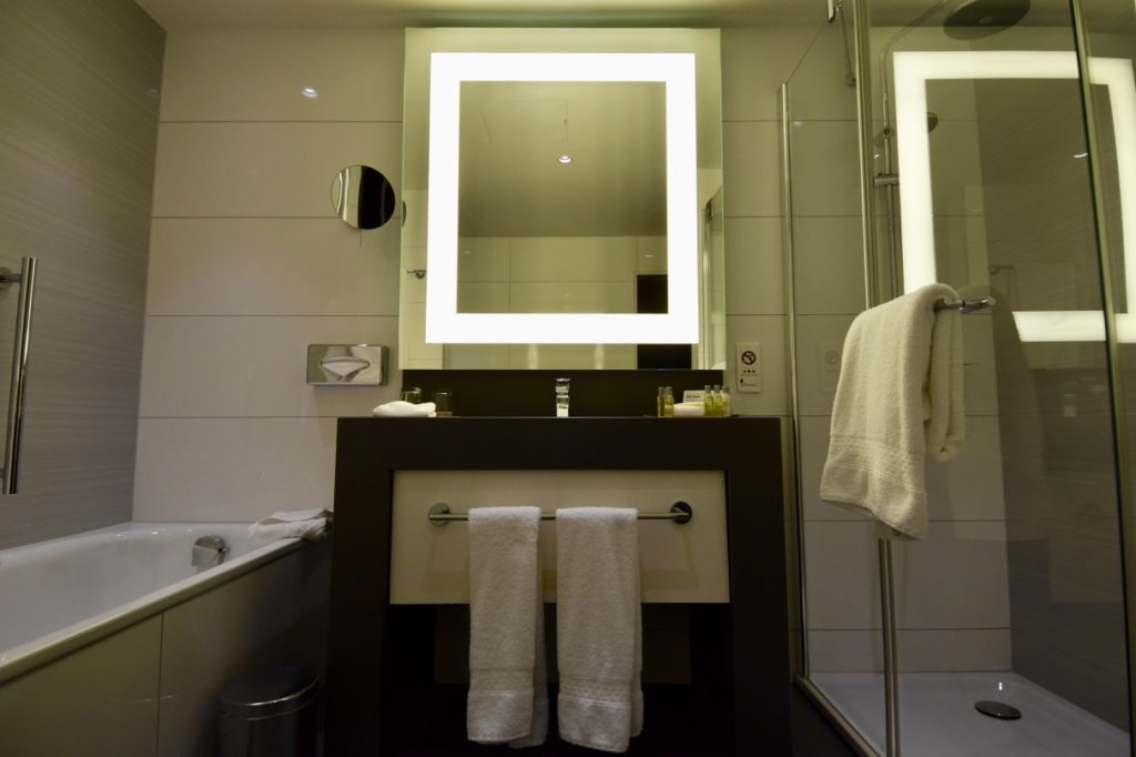 doubletree-luxembourg-bathroom